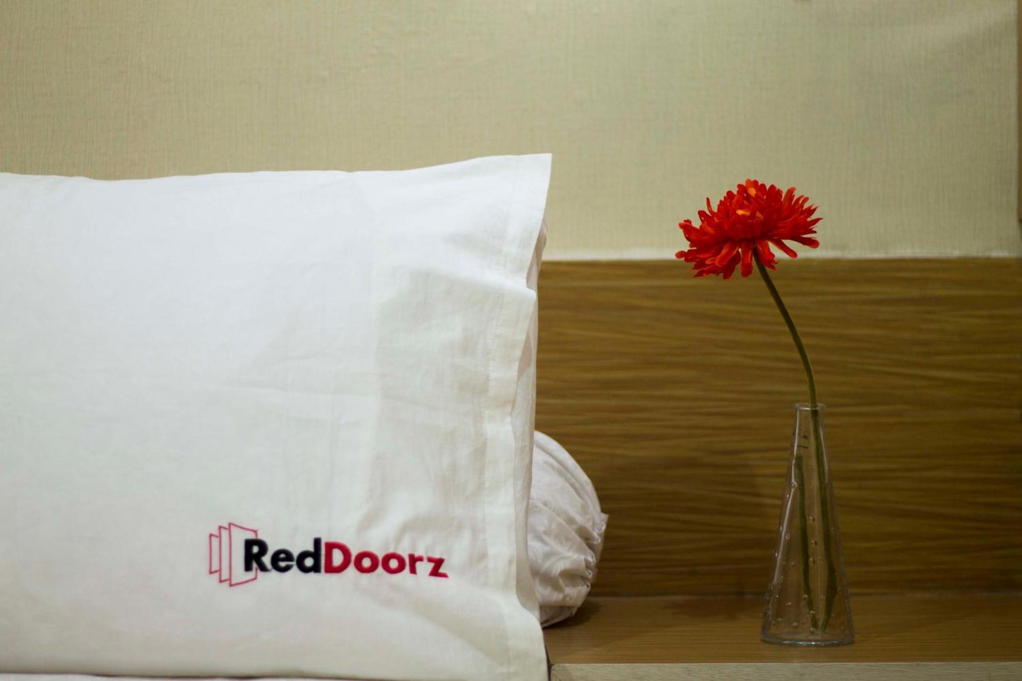 Reddoorz Near Balai Kota Surabaya Hotell Exteriör bild